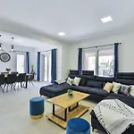 Romantische Mit Pool Und Sauna- In Strandnaehe By Interhome * Привлака